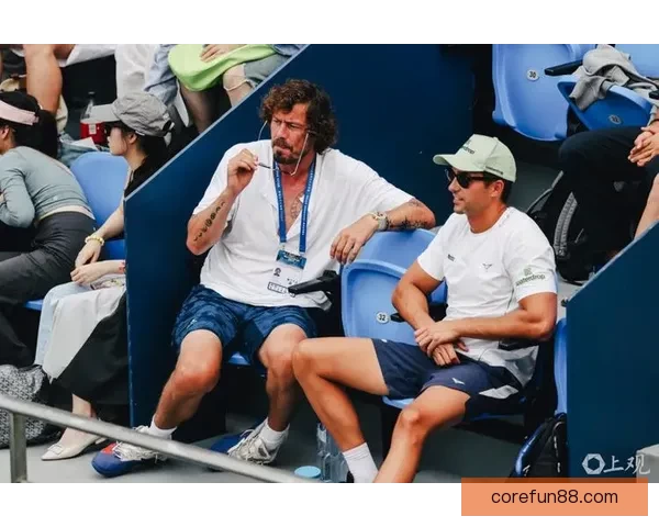 摇滚巨星邦·乔维现身迈阿密大师赛与网坛名将萨芬卢布合影互动